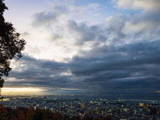 Fototapeta premium 神戸市東灘区の保久良神社からの夜明け