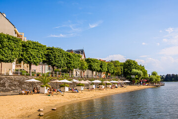 La plage de Vichy sur les bord de l'Allier en France