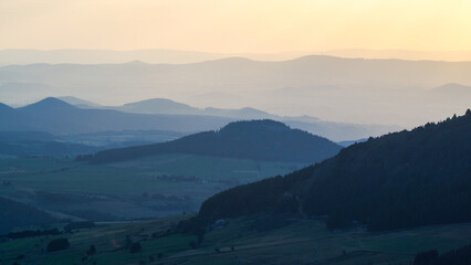 Coucher de soleil et heure bleue, sur le Mont Mézenc, en Haute-Loire © Anthony