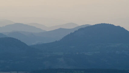Coucher de soleil et heure bleue, sur le Mont Mézenc, en Haute-Loire