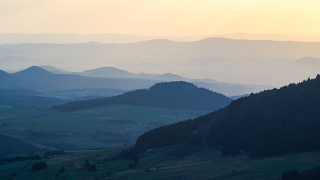 Coucher de soleil et heure bleue, sur le Mont M&eacute;zenc, en Haute-Loire