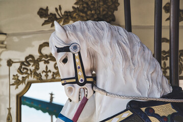 レトロな遊園地のメリーゴーランドの馬の表情が面白い