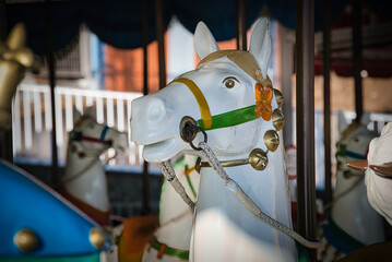 レトロな遊園地のメリーゴーランドの馬の表情が面白い