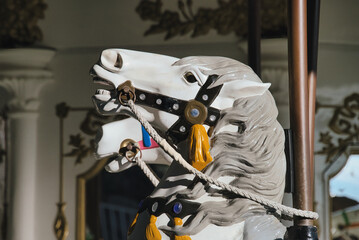 レトロな遊園地のメリーゴーランドの馬の表情が面白い