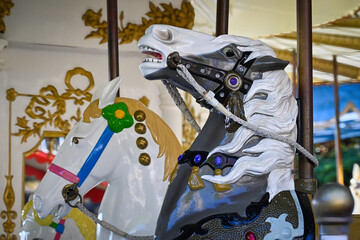 レトロな遊園地のメリーゴーランドの馬の表情が面白い