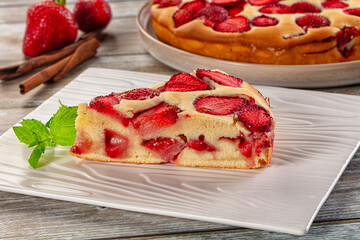 Strawberry pie tart served mint