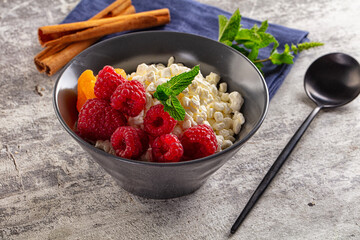 Grain cottage cheese with raspberries