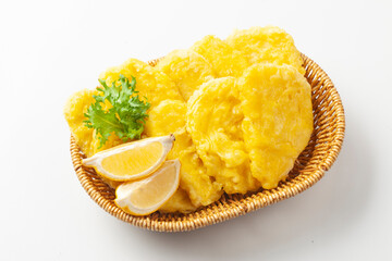 고구마튀김은 고구마를 길고 네모지게 썰어서 만든 튀김.
Sweet potato fries are...