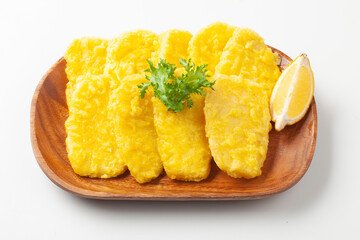 고구마튀김은 고구마를 길고 네모지게 썰어서 만든 튀김.
Sweet potato fries are fried foods made by cutting sweet potatoes into long, square pieces.
