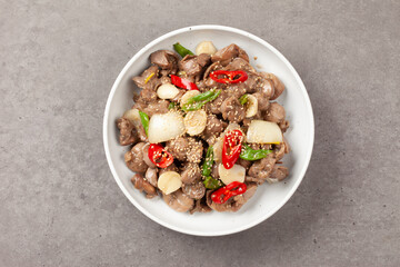 닭의 모래주머니를 마늘 따위와 함께 기름에 볶은 것.
Chicken gizzards fried in oil with garlic and other ingredients.
