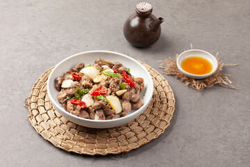 닭의 모래주머니를 마늘 따위와 함께 기름에 볶은 것.
Chicken gizzards fried in oil with garlic and other ingredients.
