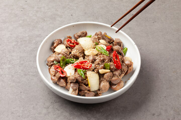 닭의 모래주머니를 마늘 따위와 함께 기름에 볶은 것.
Chicken gizzards fried in oil with garlic and other ingredients.
