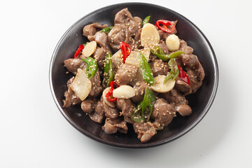 닭의 모래주머니를 마늘 따위와 함께 기름에 볶은 것.
Chicken gizzards fried in oil with garlic and other ingredients.
