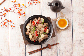 닭의 모래주머니를 마늘 따위와 함께 기름에 볶은 것.
Chicken gizzards fried in oil with garlic and other ingredients.
