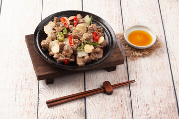 닭의 모래주머니를 마늘 따위와 함께 기름에 볶은 것.
Chicken gizzards fried in oil with garlic and other ingredients.

