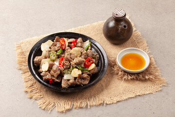 닭의 모래주머니를 마늘 따위와 함께 기름에 볶은 것.
Chicken gizzards fried in oil with garlic and other ingredients.

