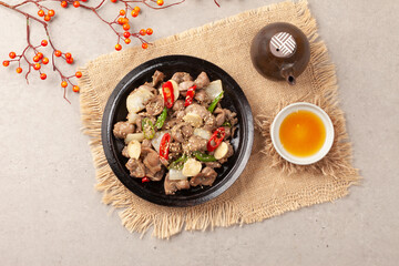 닭의 모래주머니를 마늘 따위와 함께 기름에 볶은 것.
Chicken gizzards fried in oil with garlic and other ingredients.
