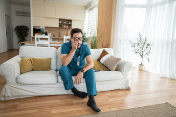 Obraz premium Healthcare worker experiencing burnout at home after long shift