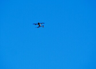 Drohnen am blauen Himmel