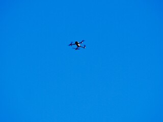 Drohnen am blauen Himmel