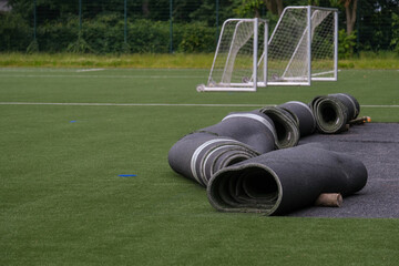 Konzept Sanierung Kunstrasen: Blick auf einen Fußballplatz mit Kunstrasen dessen Untergrund und...