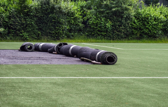 Konzept Sanierung Kunstrasen: Blick auf einen Fu&szlig;ballplatz mit Kunstrasen dessen Untergrund und Spielbelag gerade ausgewechselt wird, viel Copy Space