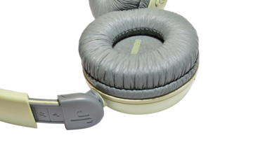 The ear pad and part of the headband of children's wireless over-ear headphones lie on a PNG background.