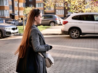 Naklejka premium Woman driving a modern car during her daily commute or travel. Focus on independent travel, safe driving, connectivity (using a hands-free device), and a busy lifestyle.