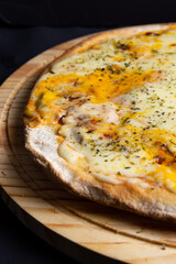 pizza a horno a leña de sabor cuatro quesos
