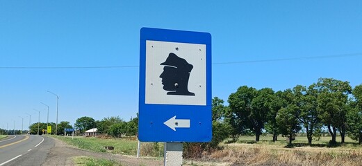 Policia Schild Uruguay – Polizei Hinweiszeichen an Landstraße, blaues Verkehrsschild, ländliche...