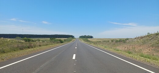 Endlose Straße in Uruguay – Ruta Highway, Landschaft, blauer Himmel, Roadtrip, Südamerika Reise