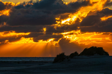 Sonnenuntergang mit Dünen am Strand auf der Nordseeinsel Amrum