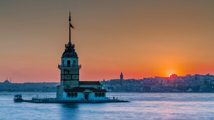 Naklejka premium Maidens tower before sunset timelapse in istanbul, turkey, kiz kulesi tower