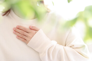 胸に手を当てる女性　心配