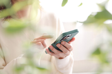 スマートフォンを使う女性
