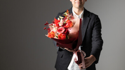 花束を持つ男性