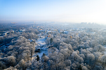 Park Zdrojowy w przemysłowym mieście na Śląsku w Polsce zimą w Jastrzębiu-Zdroju. Panorama z lotu ptaka