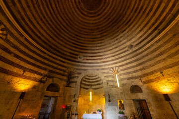 Obraz premium San Galgano rotunda dome featuring striped pattern