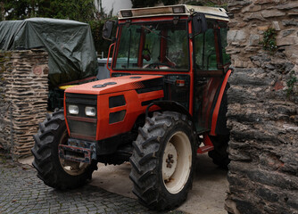 Obraz premium red tractor 