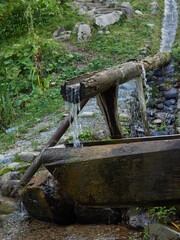 世界遺産白川郷の野外博物館合掌造り民家園の古い用水路の風景
