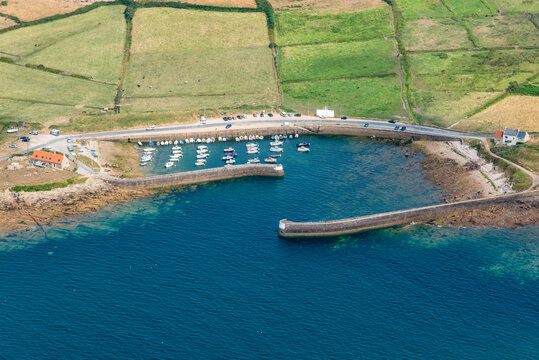 vue a&eacute;rienne d'un des plus petits ports de France &agrave; Fermanville