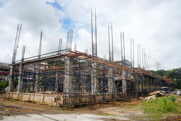 Progress of the initial construction of the reinforced concrete structure building, where the main structure is being built and prepared for the construction of the next floor.