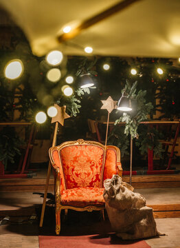 Weihnachtlich dekorierter Sessel mit Lichterketten und Geschenkesack. ohne Personen und ohne Marken.