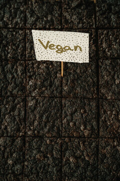 Veganer Schokoladenkuchen in St&uuml;cke geschnitten
