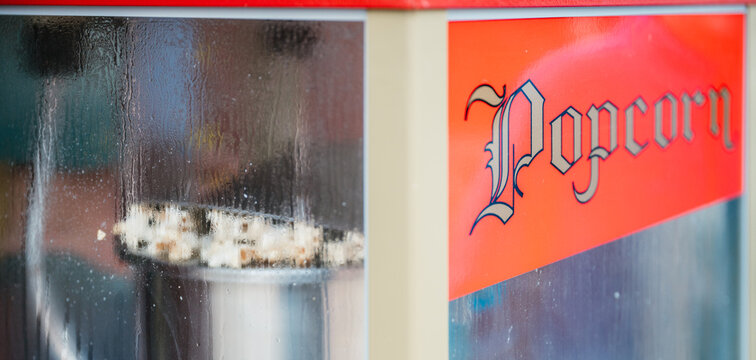 Detailaufnahme einer Popcornmaschine mit beschlagener Scheibe