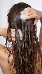Naklejka premium woman is washing her long hair