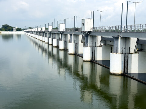 Mukkombu (Upper Anaicut) dam spanning the Kaveri river in Tiruchirappalli district, Tamil Nadu.