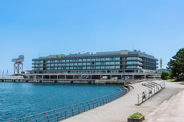 横浜ハンマーヘッドと海辺の遊歩道の風景