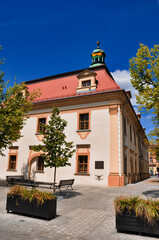 Zabytkowy ratusz z wieżą zegarową na słonecznym jesiennym rynku w Polsce - Wielkopolska Rawicz.