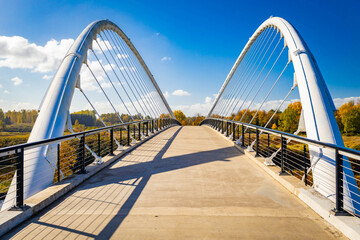 Obraz premium A Beautiful Bridge at Riverfront City Park on a Sunny Autumn Day